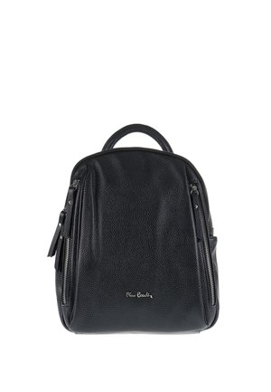 Zaino in pelle nera con superficie texturizzata, due tasche frontali verticali con zip, maniglia superiore e piccolo logo in metallo al centro inferiore.