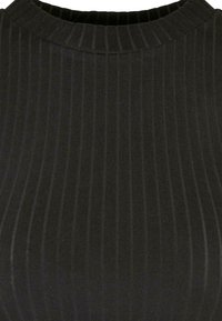 Tissu noir côtelé avec un col haut, présentant des rayures verticales pour la texture. Le matériau semble doux et extensible.