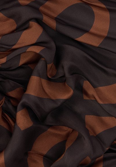Μαλακό, μαύρο ύφασμα με μεγάλα, έντονα, σκούρα καφέ γεωμετρικά σχήματα, εμφανιζόμενο με φυσικές πτυχές και τσακίσεις.