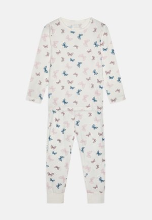 Ensemble de pyjama en coton comprenant des manches longues et un pantalon ajusté, décoré de diverses papillons en rose, bleu et marron sur un fond crème.
