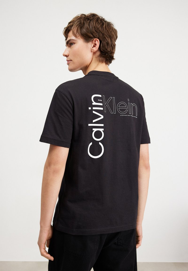 Calvin Klein ANGLED BACK LOGO - Apdrukāts T-krekls - ck black