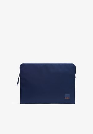Marineblauw rechthoekig etui met ritssluiting en klein oranje "SWIMS" logo rechtsonder.