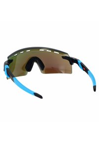 Occhiali da sole sportivi con una montatura curva nera, lenti verdi e dettagli in gomma blu sulle aste. Include aperture di ventilazione lungo la parte superiore.