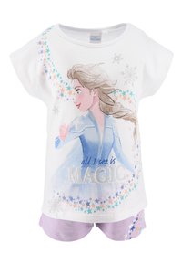 Conjunto de pijama blanco de algodón que presenta un cuello redondo, mangas cortas y un gráfico de un personaje con el texto "todo lo que veo es MAGIA". Pantalones cortos morados.