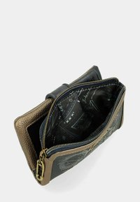 Portafoglio zip nero e marrone con pelle testurizzata, una fodera interna intricata con motivi e ampi scomparti per riporre.