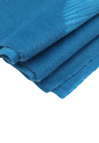 Tessuto di lana blu, texture morbida, piegato ordinatamente. Presenta una superficie liscia con una leggera lucentezza, i bordi sono rifiniti in modo ordinato. Nessun motivo visibile.