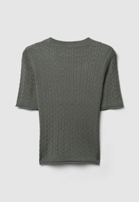 Pull à manches courtes de couleur vert foncé, avec un motif texturé en maille torsadée, un col rond côtelé et un tissu flexible et doux.