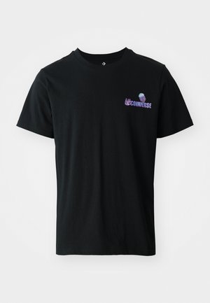 Svart bomull T-skjorte med korte ermer, med en lilla "Converse" logo og manetgrafikk på venstre brystområde.