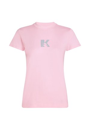 Jasnoróżowy dopasowany t-shirt z krótkim rękawem, z małym srebrnym logo "K" umieszczonym na środku klatki piersiowej.