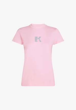 Jasnoróżowy dopasowany t-shirt z krótkim rękawem, z małym srebrnym logo "K" umieszczonym na środku klatki piersiowej.