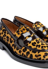 Luipaardprint loafers van zacht, textuur van geel en zwart haarleren, met zwarte patent leren accenten en een lage profiel.