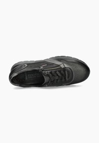 Sneakers noirs avec une coque en cuir lisse, tige en mesh, couture décorative, laçage frontal et fermeture éclair sur le côté. Semelle en caoutchouc légère.