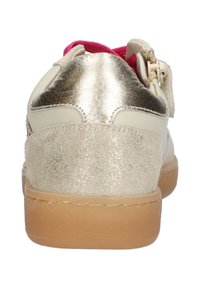 Sneaker met wit leer, gouden metallic accenten en een gumzool. Voorzien van een roze stoffen interieur en een veilige sluiting.
