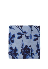 Tissu à motif floral dans des nuances de bleu et de marine sur un fond bleu clair, avec une texture douce et une forme rectangulaire.