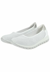 Scarpe slip-on bianche realizzate in materiale trucciato leggero con una finitura testurizzata, dotate di una suola bassa e ammortizzata e di un accento argentato sul tallone.