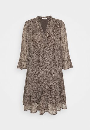 Brun og beige mønstret knælængde kjole med trekvartærmer, V-udskæring og flæsekanter.