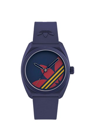 Modra zapestna ura z rdečo in rumeno Adidasovo logotipom trefoil na številčnici in ujemajočim modrim silikonskim paščkom z vtisnjenim logotipom.