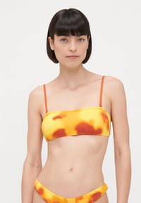 Gul og oransje tie-dye bikini topp med ribbet tekstur, som har tynne oransje stropper og bandeau-design.