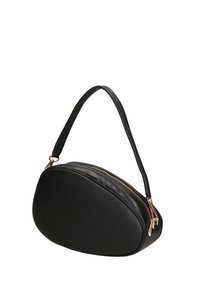 Borsa a mano in pelle nera, dalla forma arrotondata, con chiusura a zip nella parte superiore e una singola tracolla. Gli accenti in metallo dorato arricchiscono il design.
