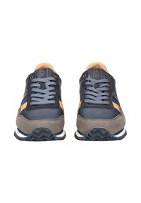 Baskets bleu marine avec des accents en daim gris, des détails en cuir orange et une semelle en caoutchouc texturé. Comprend des lacets ronds et un logo sur le côté.