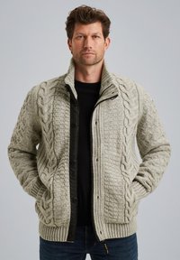 Cardigan a maglia grigia chiara con colletto alto, zip nera a contrasto e polsini a coste. Caratterizzato da motivi testurizzati e chiusura con bottoni.