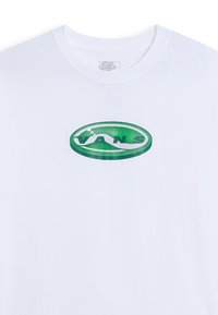 Hvid bomulds t-shirt med et grønt ovalt logo med "VANS" i sort tekst, centreret på brystet, glat tekstur, rund halsudskæring.