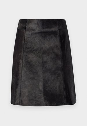 Zwarte leren minirok met een gladde, gestructureerde afwerking. Het heeft een aansluitende taille en strakke lijnen, die het slanke ontwerp accentueren.