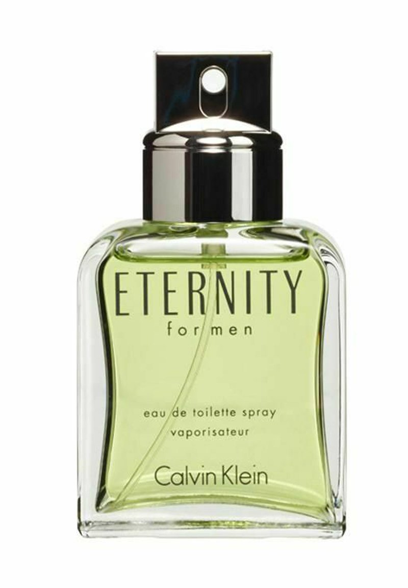 Grön vätska i en rektangulär glasflaska med rundade kanter. Silverlock och etikett med "ETERNITY for men" tydligt synlig på framsidan.
