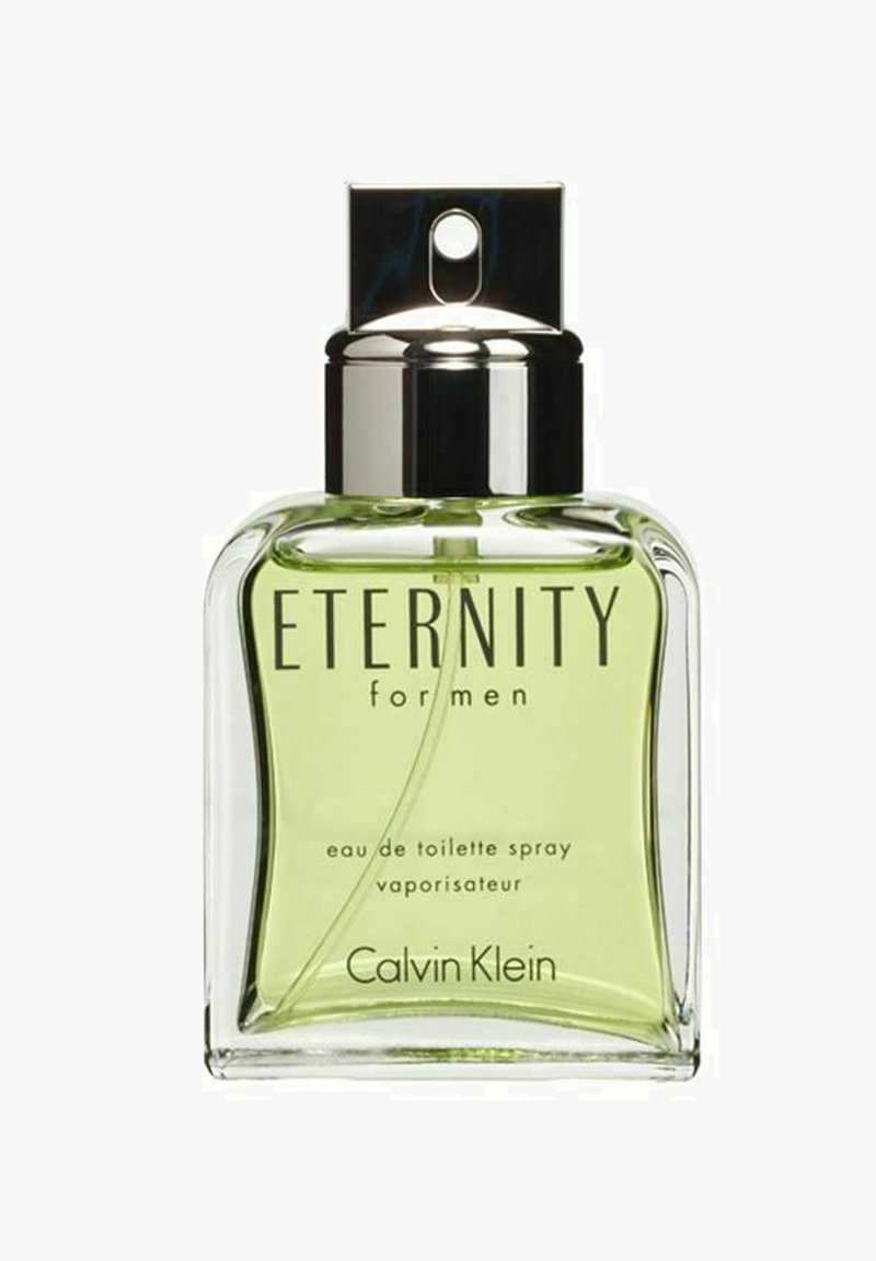 Grön vätska i en rektangulär glasflaska med rundade kanter. Silverlock och etikett med "ETERNITY for men" tydligt synlig på framsidan.