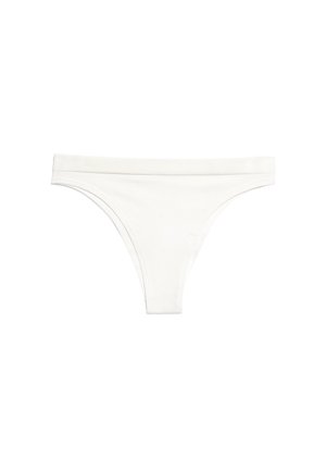 String en coton blanc avec une texture lisse. Présente une taille douce et extensible ainsi qu'un design à couverture minimale. Look classique et discret.