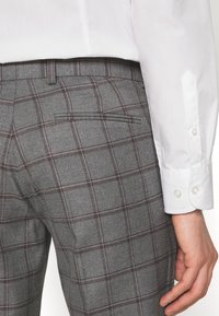 Isaac Dewhirst THE FASHION SUIT PEAK  - Κοστούμι - grey/bordaeux