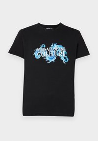 Μαύρο κοντομάνικο T-shirt με το κείμενο "Versace Jeans Couture" σε λευκά γράμματα και σχεδιασμό με μπλε ελικοειδή ζωγραφική στο στήθος.