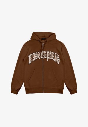 Sudadera con capucha marrón con cremallera, bolsillo frontal y capucha, con texto gótico blanco grande "WASTEDPARIS" en el pecho.