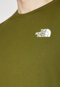 The North Face M SS BOX NSE TEE - T-shirts print - forest olive/desert rust