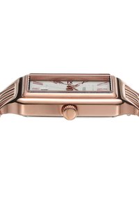 Montre rectangulaire avec un boîtier en métal rose gold, un cadran blanc, des chiffres romains roses et une lunette texturée. Dispose d'une couronne centrale.