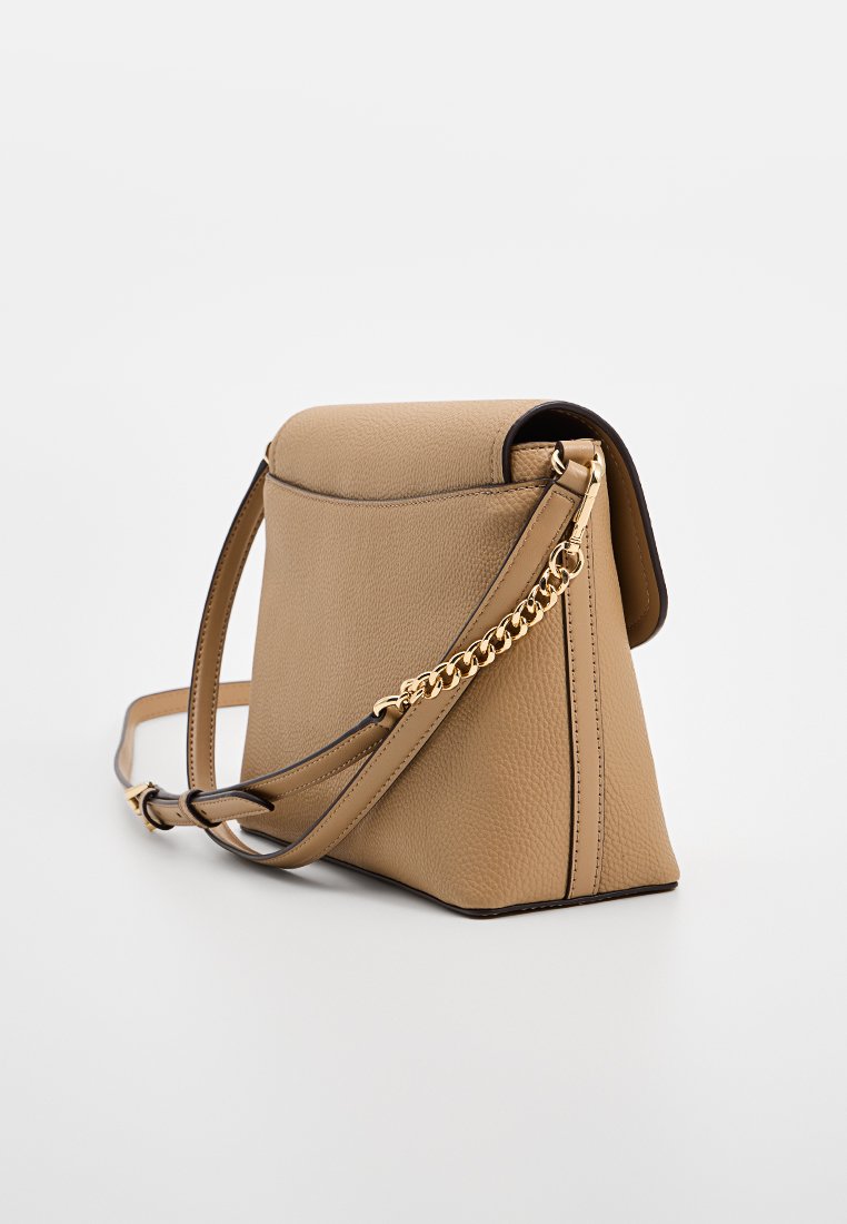 Tan leren handtas met een gestructureerd silhouet, een textuur oppervlak en een gouden kettinghengsel. Voorzien van een klep sluiting en contrasterende stiksels.