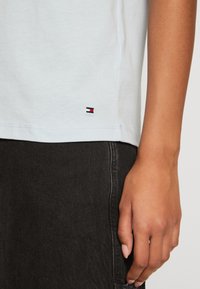 Tommy Hilfiger SIGNATURE TEE - Marškinėliai su spaudiniu - breezy blue