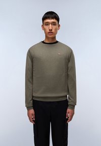 Olivgrüner Pullover mit Rundhalsausschnitt und langen Ärmeln, aus strukturiertem Stoff gefertigt, mit einem kleinen Flaggenlogo auf der Brust.