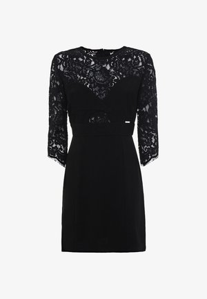 Czarna sukienka z koronkowym górnym elementem z długimi rękawami, dopasowaną talią i prostym dołem. Teksturowana koronka kontrastuje z gładkim materiałem.
