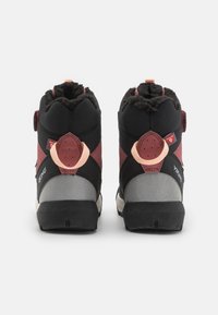 Black and maroon snow boots with a fur-lined collar, grey accents, a pink pull tab, and Velcro strap closure at the back.