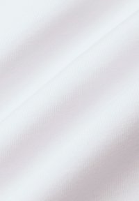 Biała tkanina o gładkiej fakturze i delikatnym prążkowanym wzorze, ukazująca subtelne odbicie światła na powierzchni.