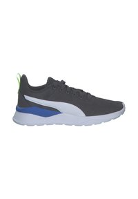 Baskets de sport grises avec tige en mesh, accents blancs et bleus, et un onglet au talon vert. Dotées d'une semelle amortissante et d'un design à laçage.