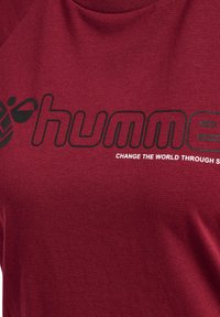 Hummel HMLNONI 2 0 - T-shirt print - cabernet