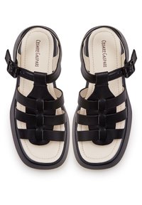 Černé sandále na tenkých řemíncích s texturovaným tkaným svrškem, kotníkovým páskem se sponou a polstrovanou béžovou stélkou. Design s obdélníkovou špičkou.