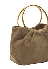 Zamszowa torebka w kolorze taupe z zebranym wzorem, z dwoma okrągłymi złotymi metalowymi uchwytami. Gładka tekstura z miękkim wykończeniem.