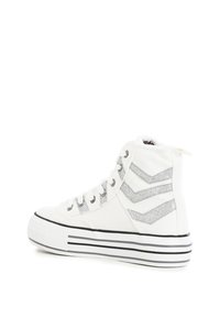 Weiße Canvas-Hochschnitt-Sneaker mit silbernen Glitzer-Zickzack-Akzenten, schwarzer gestreifter Sohle und einem Schnürsystem mit sechs Ösen.