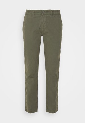 Chino olive en tissu mélangé coton, présentant une coupe droite, une fermeture à bouton à l'avant et des poches latérales. Texture lisse, détails minimaux.