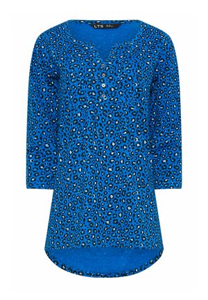 Tunique à imprimé léopard bleu avec des manches trois-quarts, patte de boutonnage, ourlet arrondi et tissu texturé avec des accents noirs.