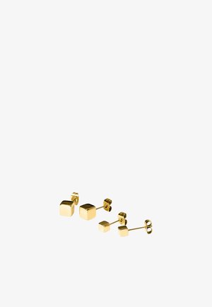 Zwei Paar kleine goldene Würfel-Ohrstecker mit Butterfly-Verschlüssen, auf weißem Hintergrund präsentiert.