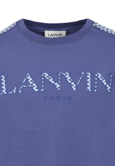 Paarse t-shirt met "LANVIN" logo en zigzagpatroon, ronde hals en korte mouwen. Zachte stof met textuuraccenten.